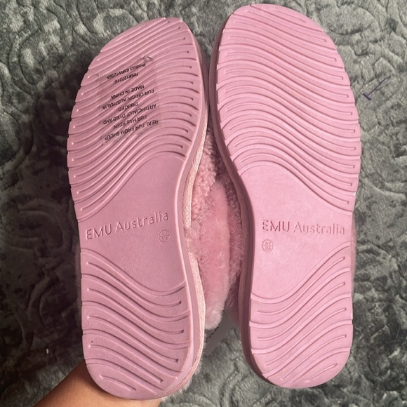 EMU x TNA slippers NWT - Picture 3 of 3